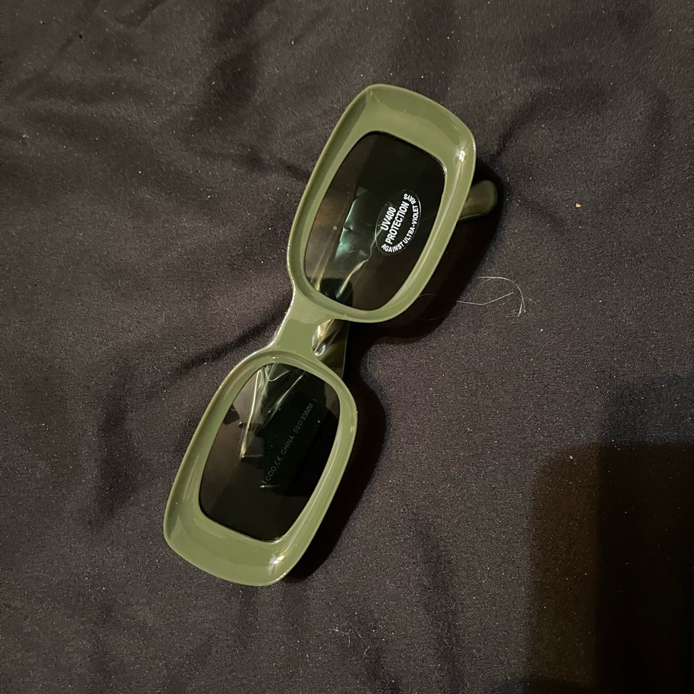 Olive 🫒 sunnies nwt